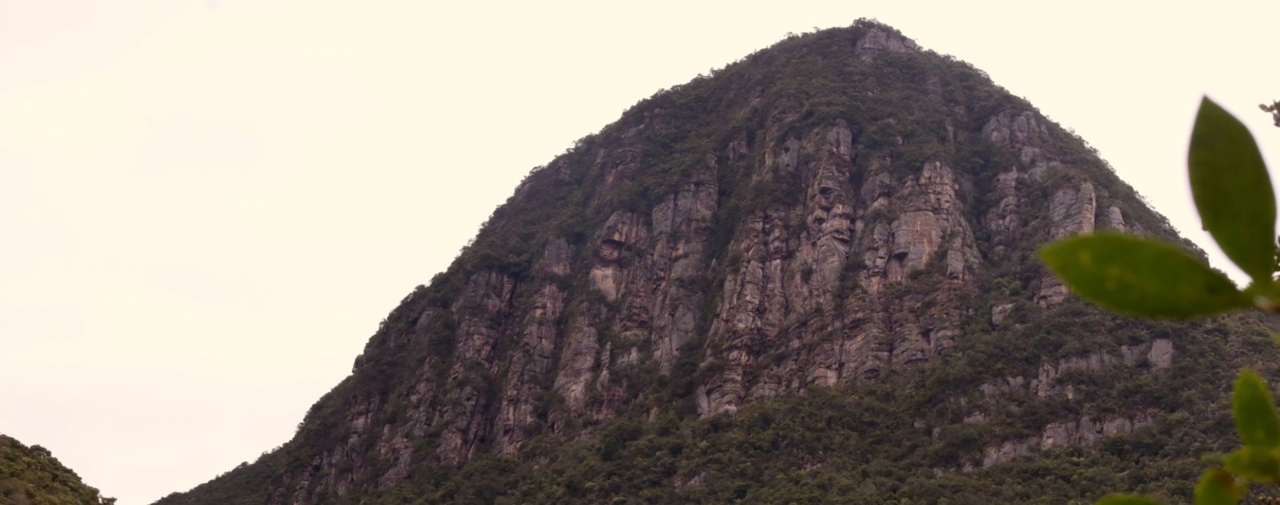 Vista de la Peña de Juaica, una formación rocosa cubierta de vegetación entre los municipios de Tenjo y Tabio, Cundinamarca.